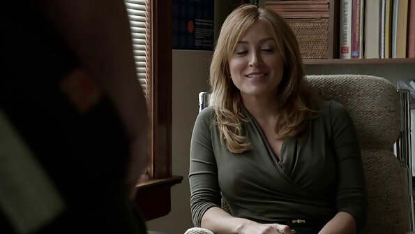 Experienced porn darling with big boobs gives a perfect tugjob